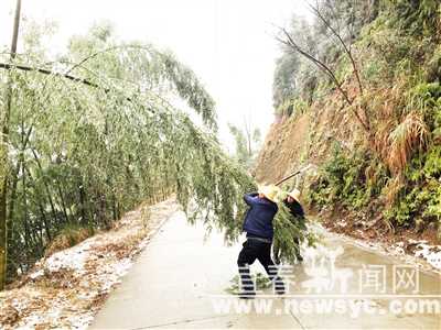 宜丰组织干部群众破冰除雪