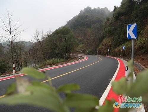宜丰公路分局打造彩色路肩景观路