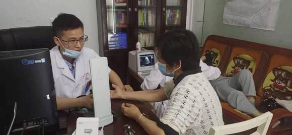 锦江镇：情系贫困户 免费体检暖人心