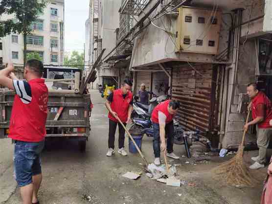 锦江镇：整治楼道卫生 拒绝反弹