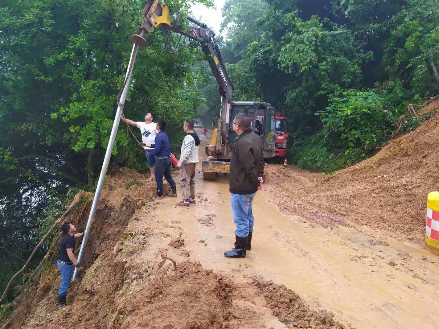 新界埠镇：全力抢修塌方路段