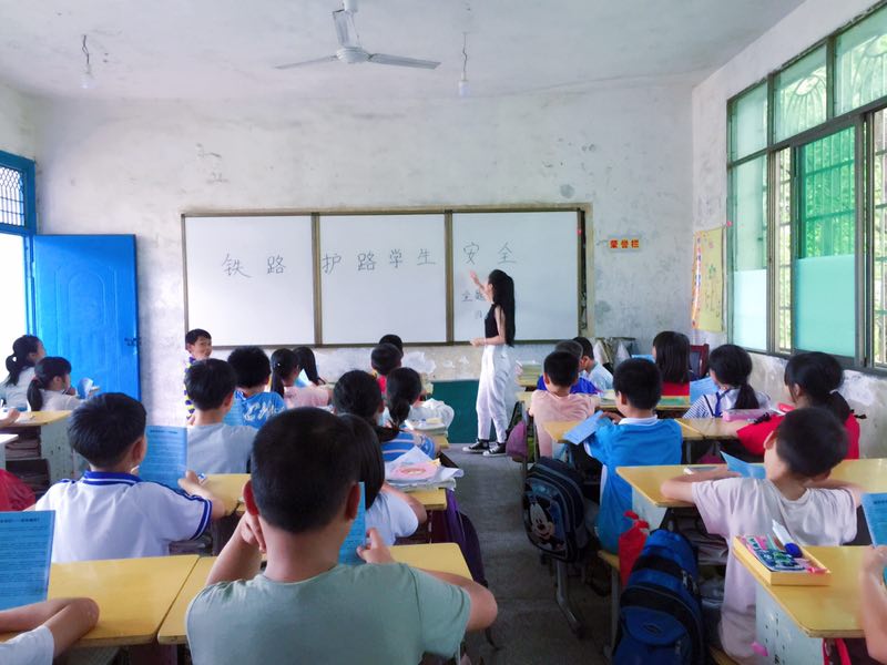 蒙山镇：铁路护送学生安全