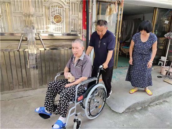 锦江镇：关爱残疾人 发放轮椅暖人心