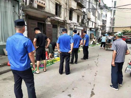 锦江镇：开展占道经营专项整治