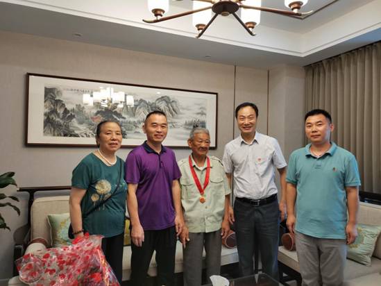 厦门供销社七一走访慰问老党员